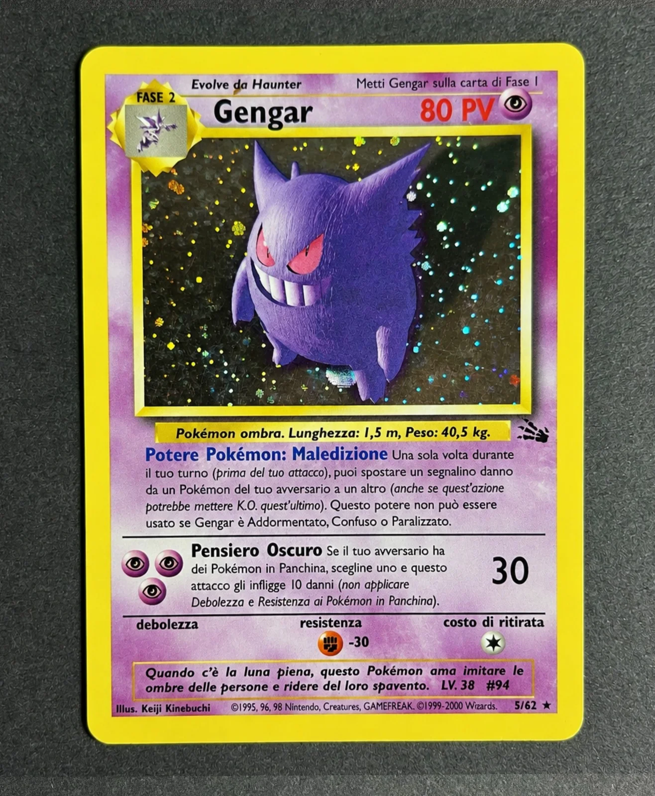 Dopo il restauro — Gengar holo, Fossil italiano (2000): rimozione di aloni e micrograffi sulla finestra olografica.