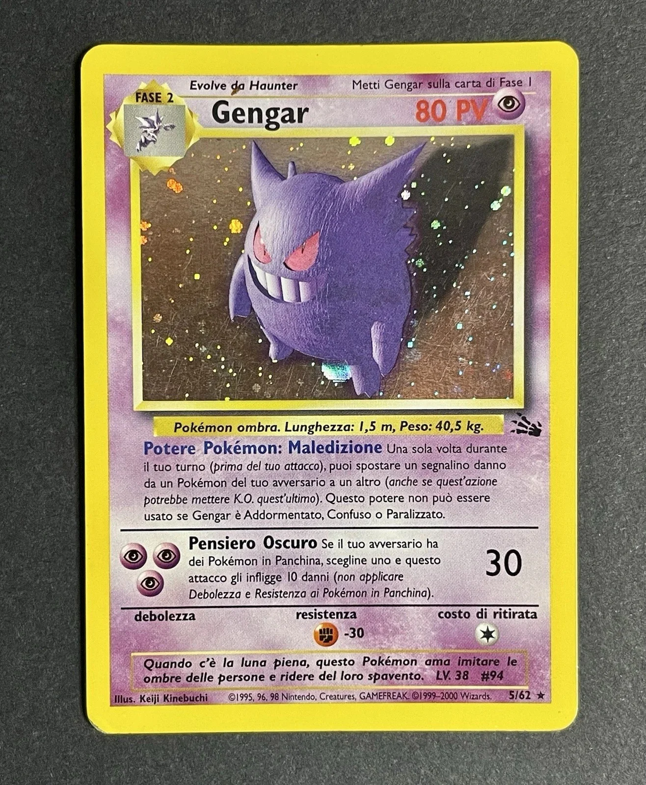 Prima del restauro — Gengar holo, Fossil italiano (2000): rimozione di aloni e micrograffi sulla finestra olografica.